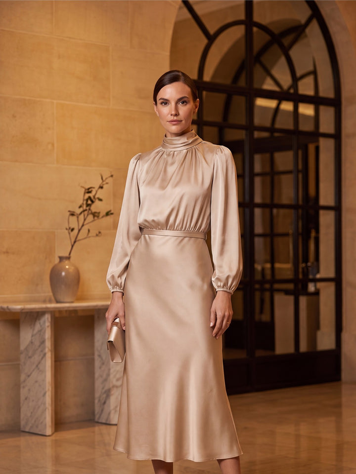 Elegant midiklänning i champagnefärgad satin med hög hals – lissendra.com