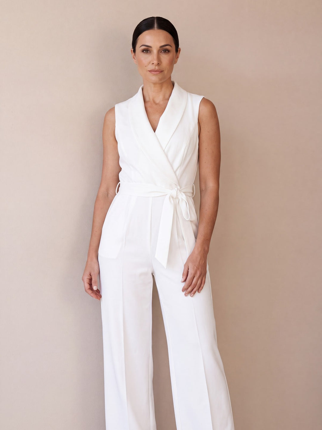 Nova vit omlott jumpsuit med vida ben och knytskärp – lissendra.com