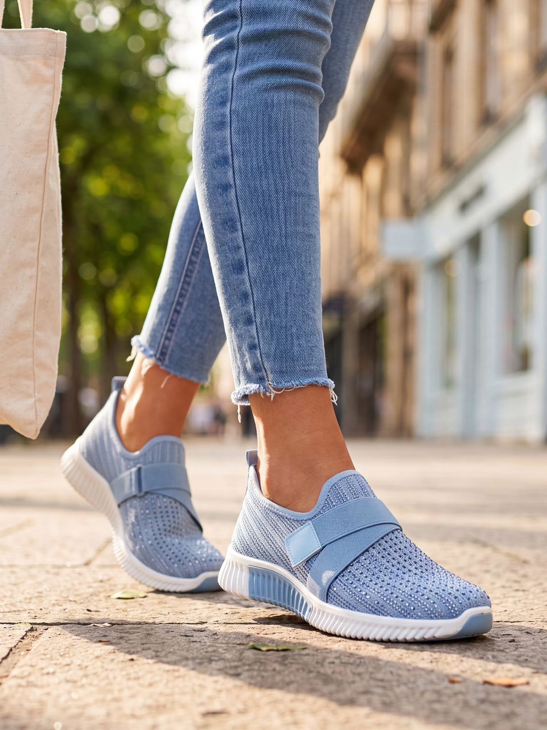 Ljusblå ortopediska slip-on sneakers i stickat material med strassdetaljer och vit sula – lissendra.com