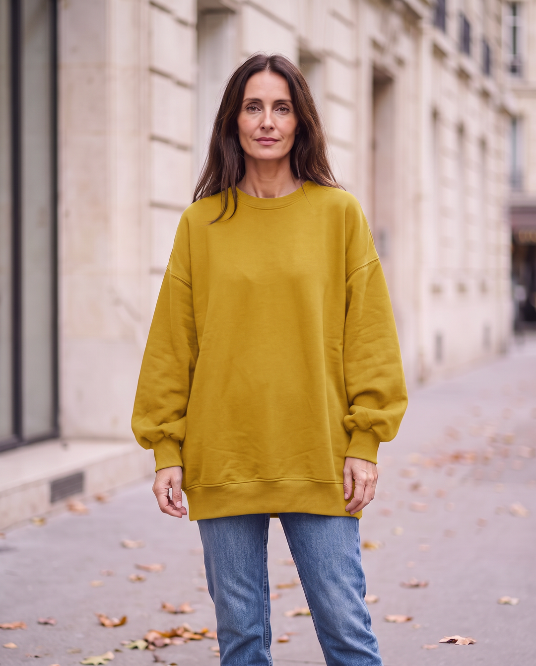 Kvinna i senapsgul oversized sweatshirt utan sidöppningar, framifrån