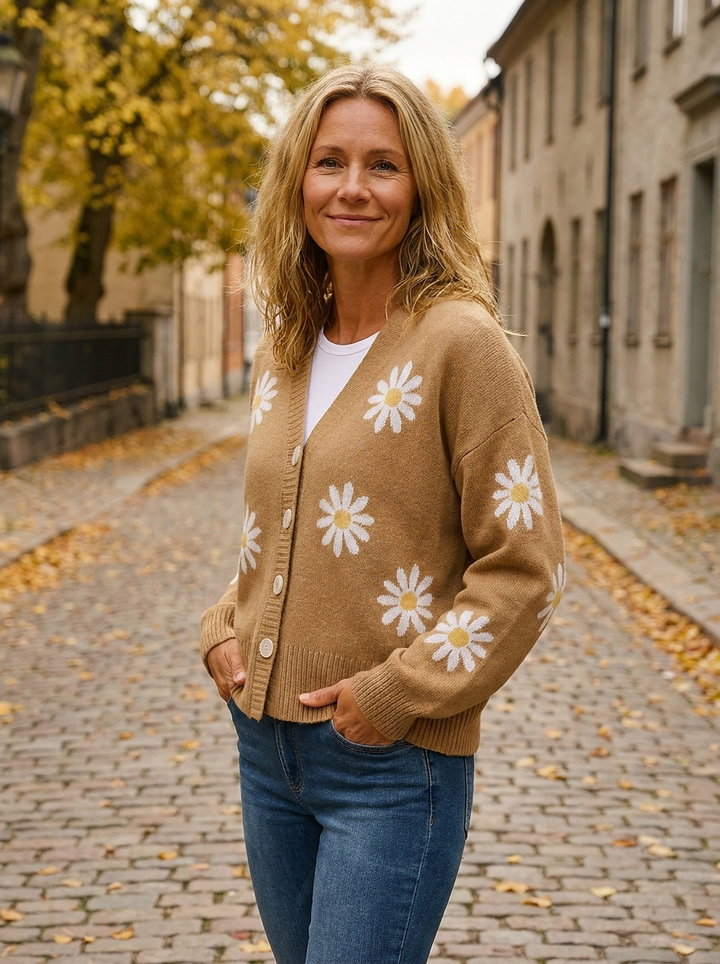 Sophie mysig blommönstrad stickad kofta i khaki med vita prästkragar, buren över vit topp och jeans på höstgata – lissendra.com