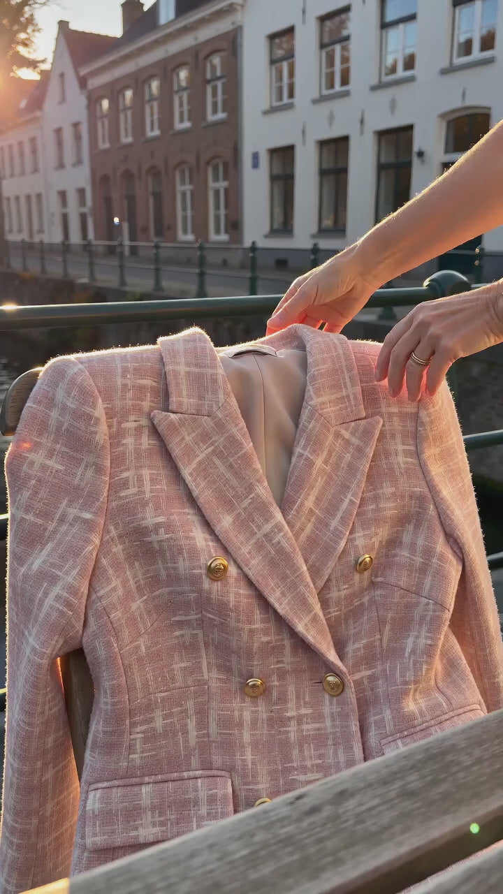 Kort film som visar elegant och skräddarsydd för mångsidiga tillfällen i rörelse — passform, material och detaljer.