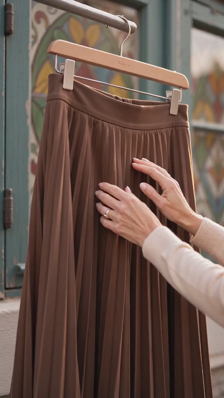 Kort film som visar a-linje design för tidlös stil i rörelse — passform, material och detaljer.