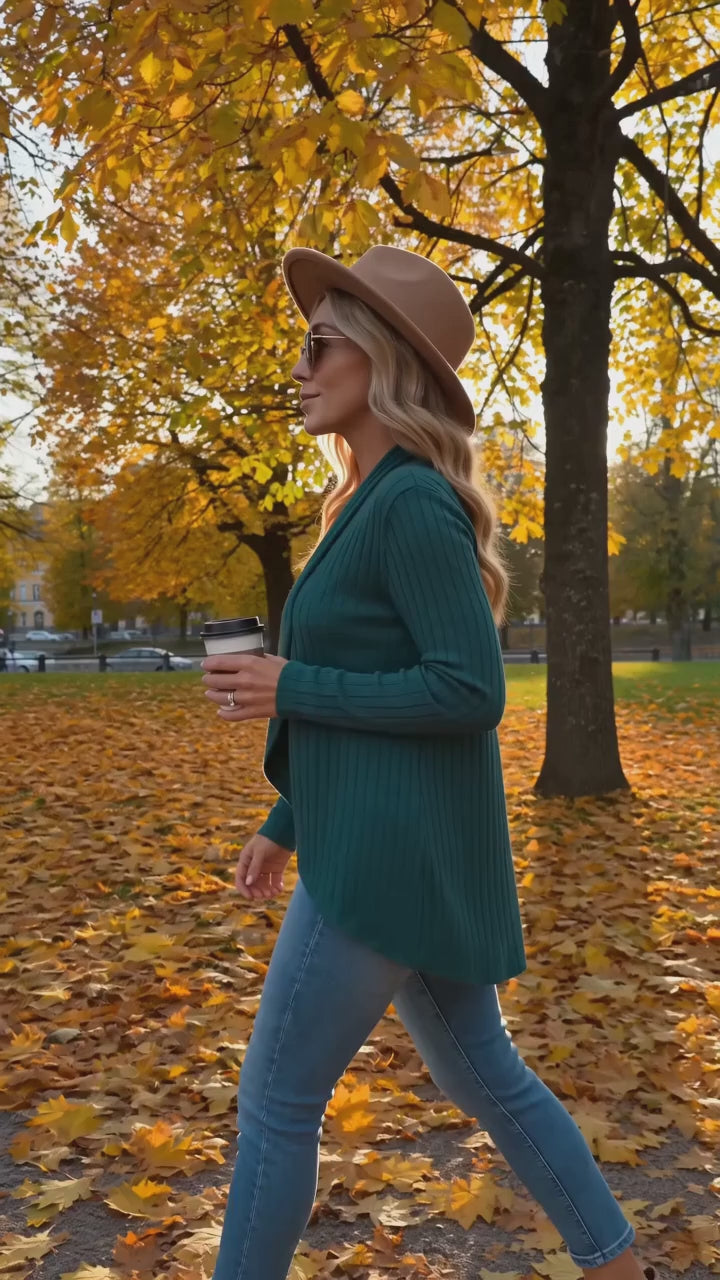 Kort film som visar mjuk lång stickad kofta dam i rörelse — passform, material och detaljer.